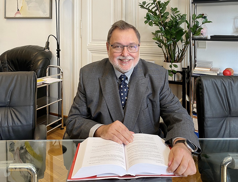 Rechtsanwalt Dr. Heinz-Peter Wachter /> 
    <!-- img src=